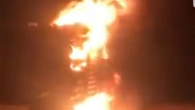 Tomruk yüklü tır alev alev yandı