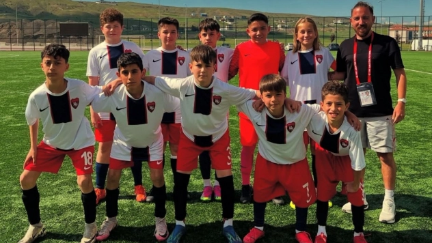 Topu seven çocuk her zaman bir adım öndedir!