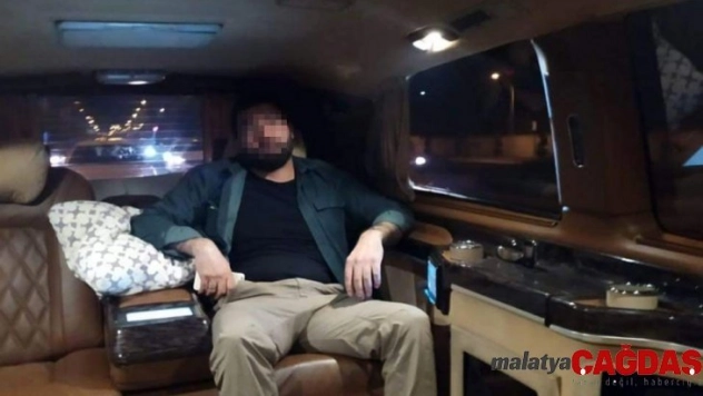 Torbalı İlçe Sağlık Müdürü Mehmet Park ve bir doktorun eşinin silahla öldürülmesine ilişkin soruşturma kapsamında aranan ve bir polis memurunu da ağır yaralayan E.Y. isimli zanlı yakalandı.