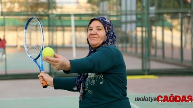 Torosların tenisçi Durdu teyzesine Hülya Avşar'dan davet geldi