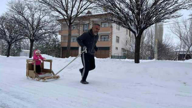 Torununu kızakla çekerek antrenman yapıyor