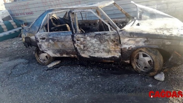 Tosya'da park halindeki otomobil alev alev yandı