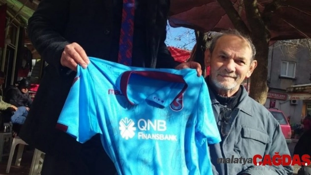 Trabzonspor'dan Eynesilli engelli vatandaşa forma jesti