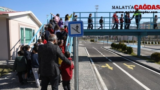 Trafik eğitim parkında çocuklara trafik eğitimi verildi