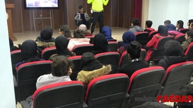 Trafik ekipleri öğrencilere yaya eğitimi verdi