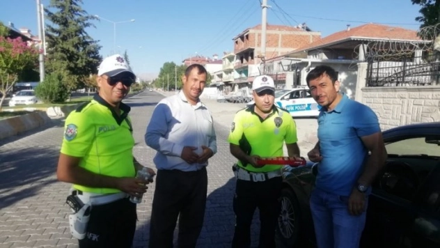 Trafik ekiplerinden sürücülere bayram şekeri