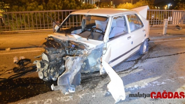 Trafik ışıklarına ve bariyerlere çarpan otomobil hurdaya döndü: 2 yaralı