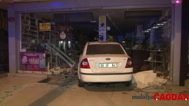 Trafik kazasına karışan aracın mağazaya girme anları kamerada