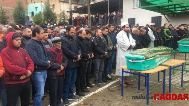 Trafik kazasında hayatını kaybeden 2 kişinin cenazesi toprağa verildi