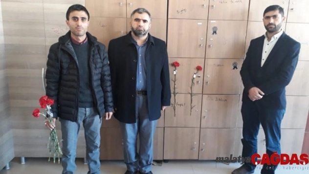 Trafik kazasında hayatını kaybeden öğretmenin dolabına karanfil asıldı