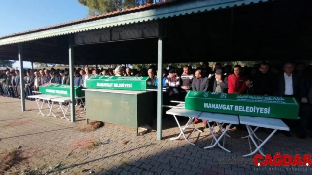 Trafik kazasında ölen aynı aileden 3 kişi, gözyaşları ile uğurlandı