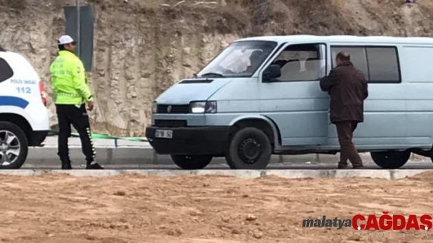 Trafik otosu yolda kalan aracı tamirciye kadar çekti