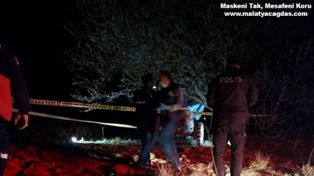 Traktör ile ağaç arasına sıkışarak hayatını kaybetti