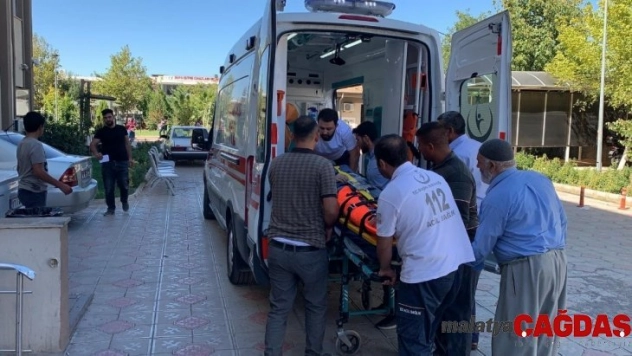 Traktör ile motosiklet çarpıştı: 2 yaralı