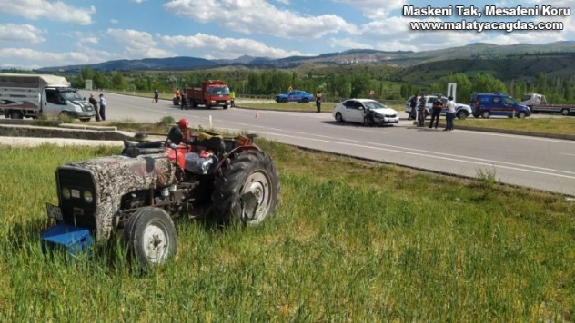 Traktör ile otomobil çarpıştı: 5 yaralı