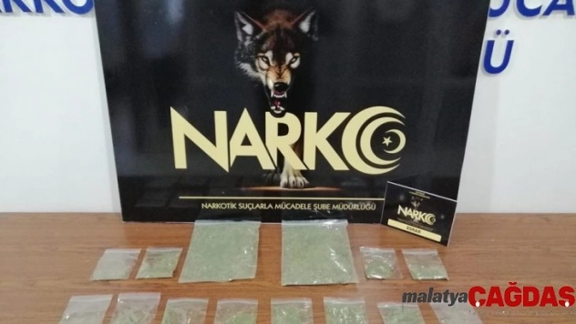 Traktör römorkunda esrar ele geçirildi