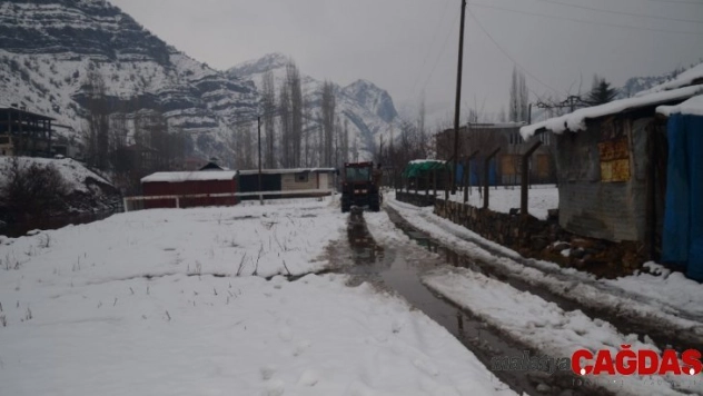 Traktörünü kepçeye çevirdi, kar nedeni ile kapanan yolları açmaya başladı