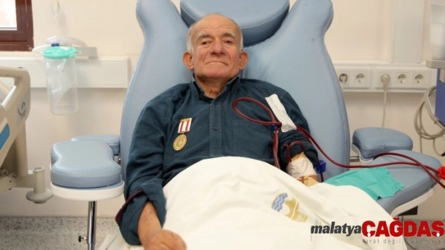 Trakya Üniversitesi Hastanesi çalışanlarından Kıbrıs Gazisi Köse'ye kutlama