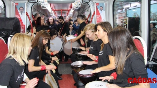 Tramvayda sıra dışı Öğretmenler Günü kutlaması