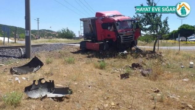 Tren hemzemin geçitte tırı biçti: 1 ölü