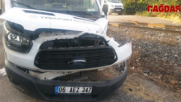 Tren kamyonete çarptı, 1 yaralı