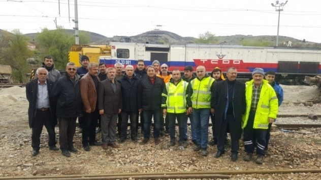 Tren kazasındaki enkaz kaldırma çalışmaları sürüyor