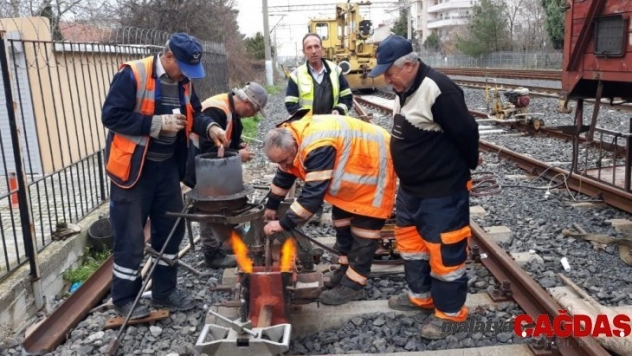 Tren yolunda sıkı çalışma