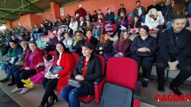 Tribünler kadınlara emanet