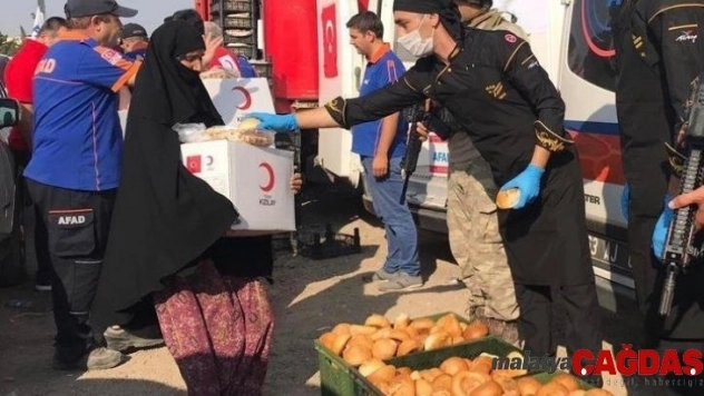 TSK, Tel Abyad'da yardım dağıtma faaliyetlerini sürdürüyor