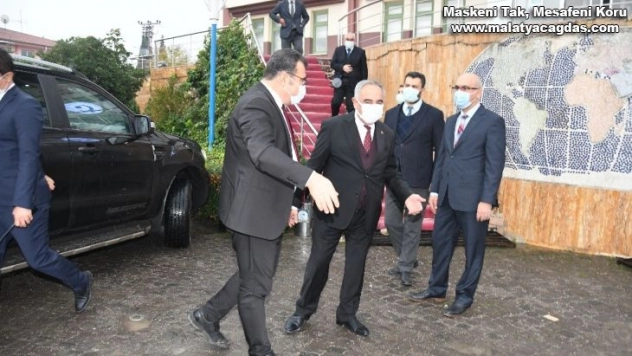 TÜBİTAK Başkanı Mandal ADYÜ'deki bilimsel çalışmaları inceledi