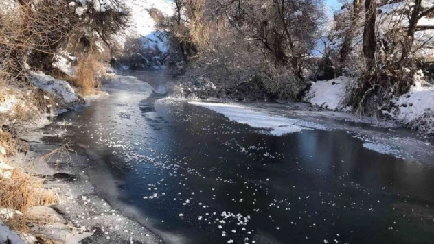 Tufanbeyli'de Göksu Irmağı buz tuttu