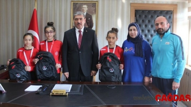Tunç, başarılı sporcuları ödüllendirdi
