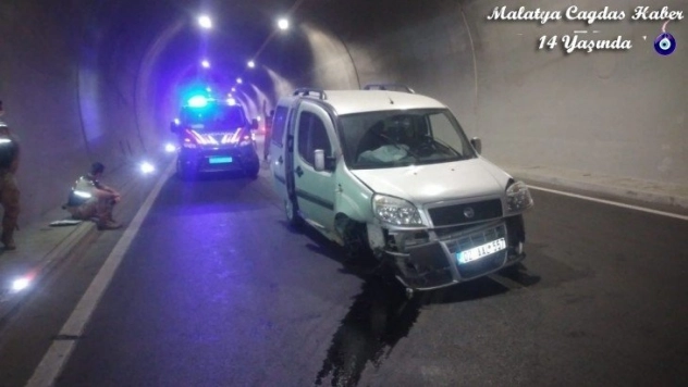 Tünel duvarına çarpan araç sürücüsü yaralandı
