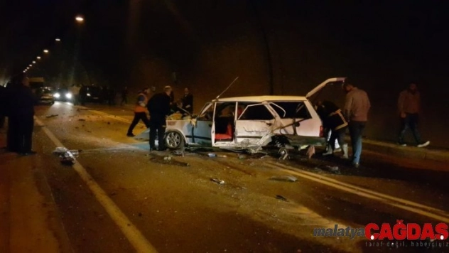 Tünelde üç araç birbirine girdi: 4 yaralı