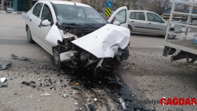 Tüp dolu kamyonetle otomobil çarpıştı faciadan dönüldü