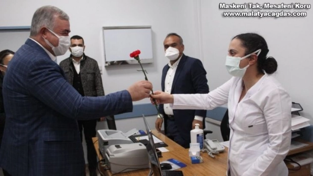 Turanlı, sağlık çalışanlarını ziyaret etti