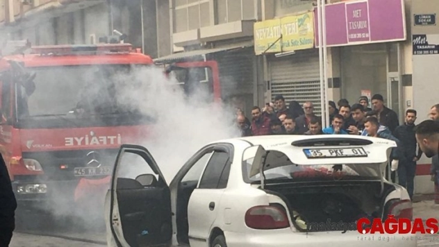 Turgutlu'da seyir halindeki otomobil alev aldı