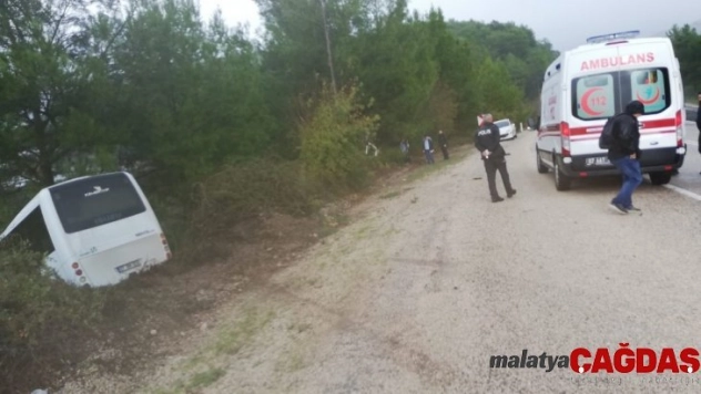 Turistleri taşıyan otobüs şarampole düştü