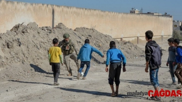 Türk askeri Rasulaynlı çocukların yanında