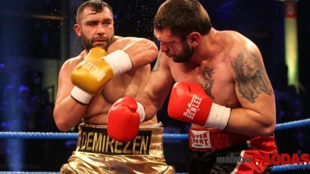 Türk boksörler Hamburg'da zaferlerini ilan etti