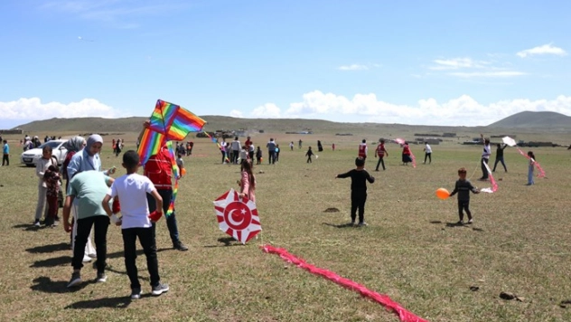 Türk Kızılay, bayram öncesi göçerlere yaylada şenlik düzenledi