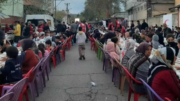 Türk Kızılay'ından mahalleye iftar yemeği