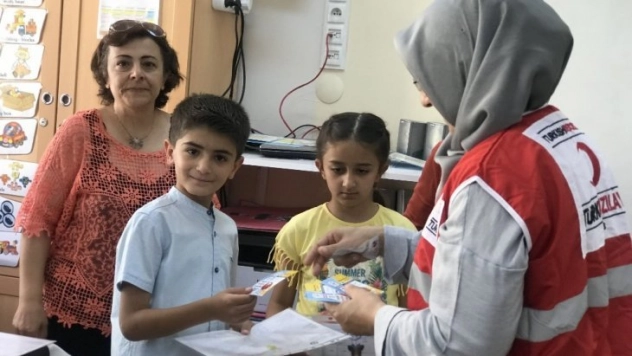 Türk Kızılayı çocukların karne sevincini paylaştı