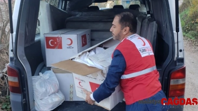 Türk Kızılayı'ndan evsiz kalan aileye yardım