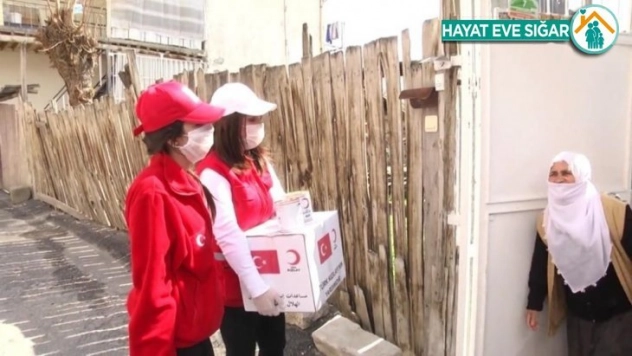 Türk Kızılayı Yeşilyurt Şubesi,  gıda ve temizlik kolileri dağıttı