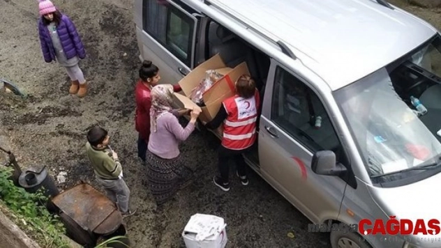 Türk Kızılayından evlerini kaybeden aileye yardım