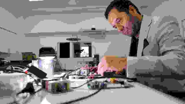 Türk profesörden milli yenilik: Işığı dalga boylarına ayıran cihaz dünya pazarında