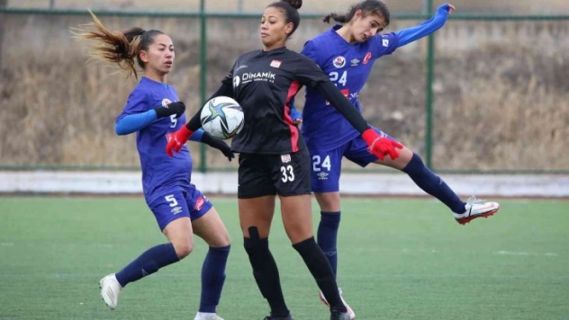 Turkcell Kadın Futbol Süper Ligi: Sivasspor: 1 - Hakkarigücüspor: 4