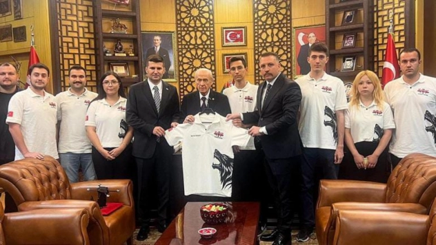 TÜRKHAN İHA Prototipi, MHP Lideri Devlet Bahçeli'ye Takdim Edildi