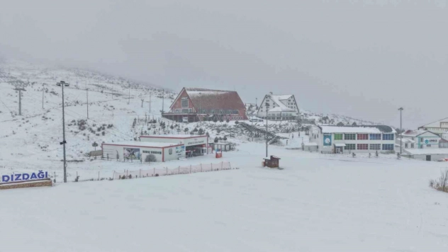 Türkiye'nin en ekonomik kayak tesisi beyaza büründü